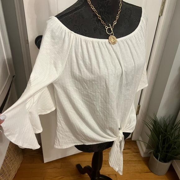 Woman’s off the shoulder blouse - Picture 3 of 5